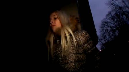 Деньги превратили блонду в шлюху