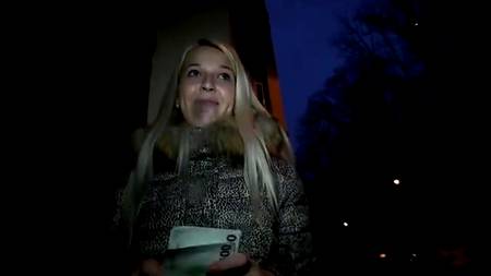 Деньги превратили блонду в шлюху