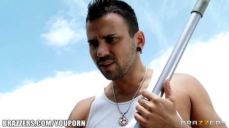 Привлекательная Nicole Aniston соблазнила чистильщика бассейна