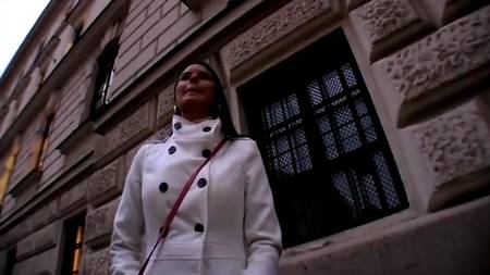 Незнакомец забрызгал спермой большую грудь девушки