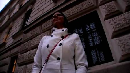 Незнакомец забрызгал спермой большую грудь девушки