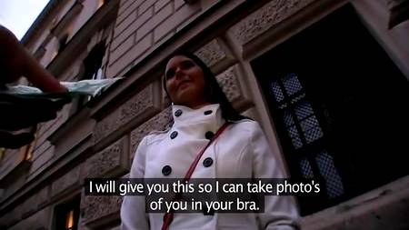 Незнакомец забрызгал спермой большую грудь девушки