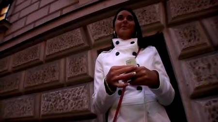 Незнакомец забрызгал спермой большую грудь девушки