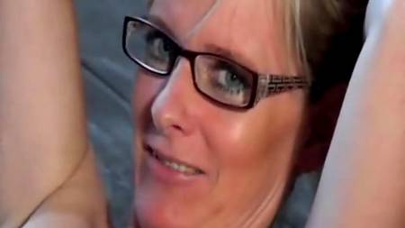 Спортивный студент переспал с учительницей в очках