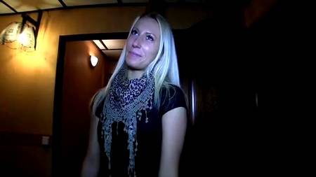 Красотка не устояла перед внушительной суммой денег