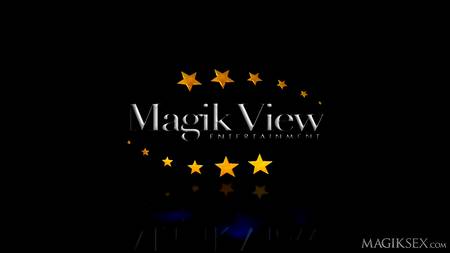 Опытный любовник присунул в очко блондинке к круглой попкой