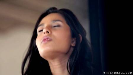 Красивый секс на диване с обворожительной загорелой брюнеткой