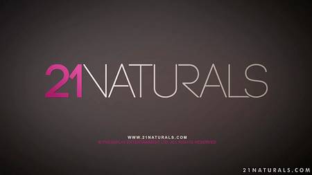 Красивое порно на яхте с шикарной блондинкой и накаченным парнем