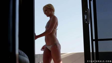 Красивое порно на яхте с шикарной блондинкой и накаченным парнем