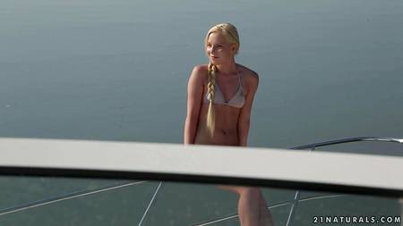 Красивое порно на яхте с шикарной блондинкой и накаченным парнем