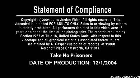 Безотказная суча наслаждается двойным проникновением похотливых парней