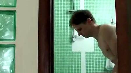 Мать смотрит за сыном в душе и разводит его на инцест