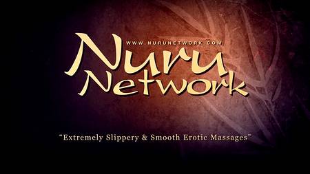 Две стройные лесбы расслабляются в ванной