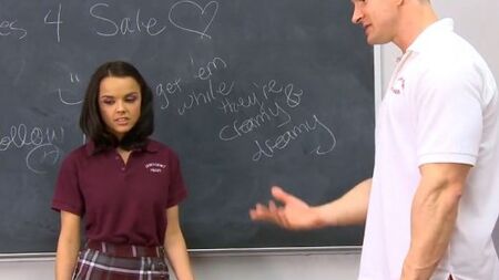 Учитель физкультуры вытрахал в кабинете послушную студентку