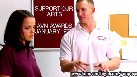 Учитель физкультуры вытрахал в кабинете послушную студентку