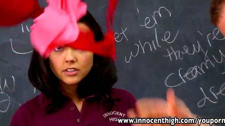 Учитель физкультуры вытрахал в кабинете послушную студентку