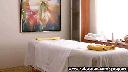 Массажист практикуется на юной развратнице