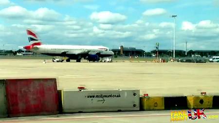 Порно агент снимает от первого лица как дрючит худенькую брюнетку