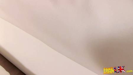 Порно агент снимает от первого лица как дрючит худенькую брюнетку