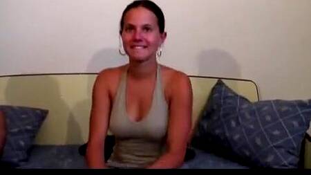 Милая девка впервые снимается в порно и ей нравится