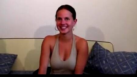 Милая девка впервые снимается в порно и ей нравится