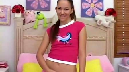 Сладкая девчушка порется на камеру