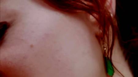 Рыжая показывает, как она умеет мастурбировать