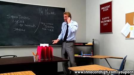 Преподаватель не смог устоять перед сексуальной ученицей