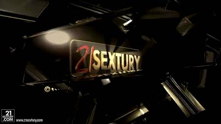 Русский пацан жарит в очко малышку с маленькой грудью