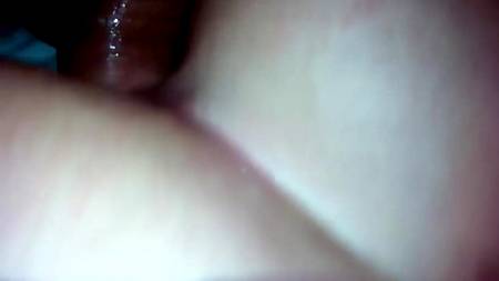 Мужчина медленно вставляет член в анальную дырочку супруги