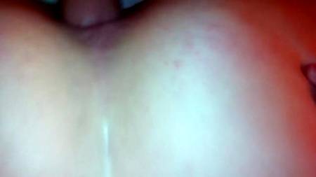 Мужчина медленно вставляет член в анальную дырочку супруги