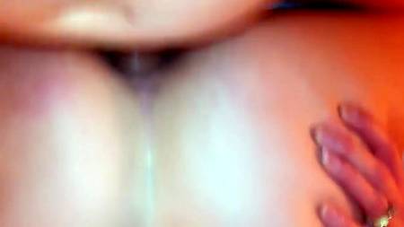 Мужчина медленно вставляет член в анальную дырочку супруги