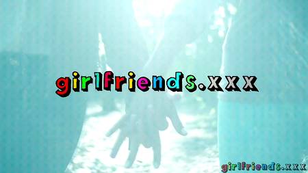 Красивые девушки устроили жаркий лесбийский секс на полу