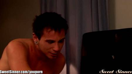 Педиковатый паренек укрощает грудастую фею