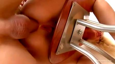 Блондинку жарят на стуле прямо в узенький попец