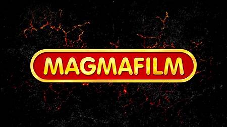 Одетая красотка в плаще трахается после осенней прогулки