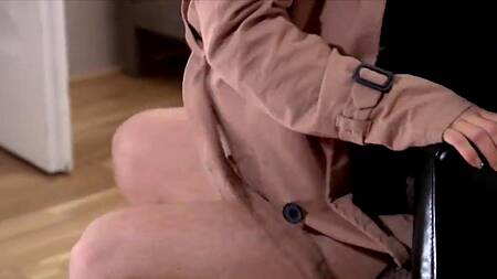 Одетая красотка в плаще трахается после осенней прогулки