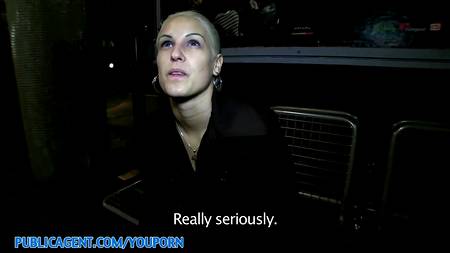 Смельчак трахнул блондинку в общественном сортире