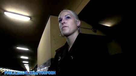 Смельчак трахнул блондинку в общественном сортире