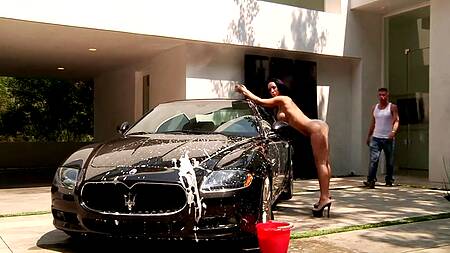 Сочная Jayden Jaymes развратном моет машину и долбится в жопу