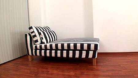 Пихает в анус блондинки большие игрушки и толстый хер