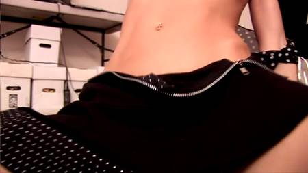 Очаровательная, юная девочка ласкает себя перед камерой