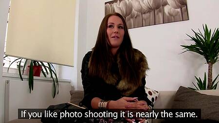 Девка впервые трахаться перед камерой на кастинге и ей нравится