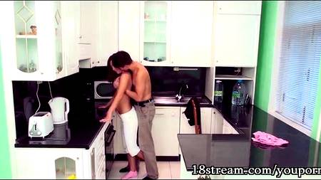 Рачком на кухне, пока нет родителей