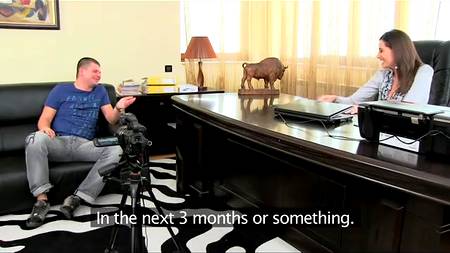 Девка проверила крепость члена одного жеребца