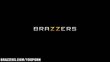 Две цыпочки трахаются с одним мачо