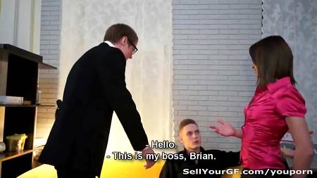 Русская девушка выручила своего неудачного паренька