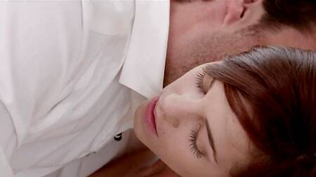 Умелый любовник нежно лижет киску рыжей перед сексом