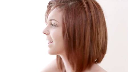 Умелый любовник нежно лижет киску рыжей перед сексом