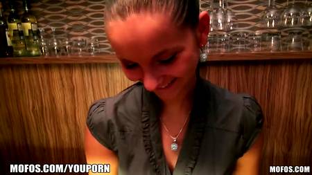 Барменша сладко потрахалась в попку